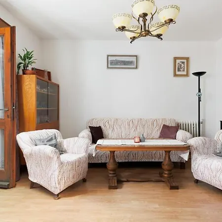 Hébergement de vacances Entire House With Garden Near Prague *